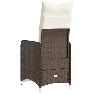 2 braune, verstellbare Gartensessel aus Rattan mit cremefarbenen Kissen.