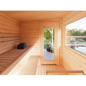 Innenansicht der naturbelassenen Palmako Sauna Sanna mit Bänken und Fenster zum Garten.