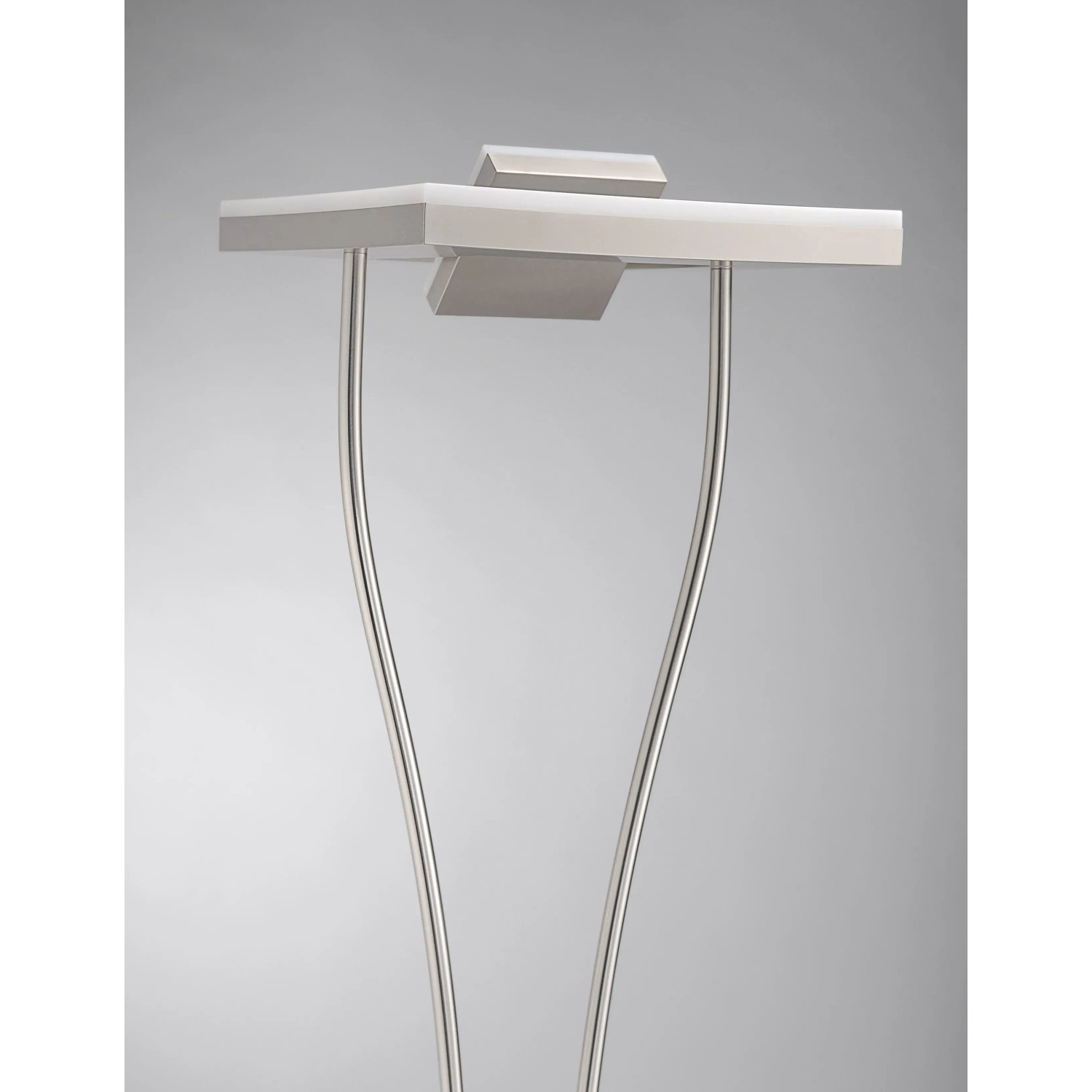 Moderner LED-Deckenfluter Helia aus Stahl, gebürstet, mit satiniertem Acrylglas. Höhe 187-197,5 cm.