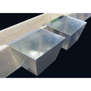 Zwei silberne Zink-Blumenkästen zum Einhängen am Palettenbau, Hängetöpfe.