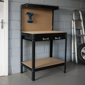 Schwarze Wiltec Werkbank mit MDF-Arbeitsplatte, Schublade, Lochwand und Ablagen in Werkstatt.