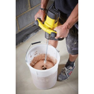 Stanley FatMax Rührgerät FME190 beim Mischen von Mörtel im Eimer. Das Rührwerkzeug ist gelb und schwarz.