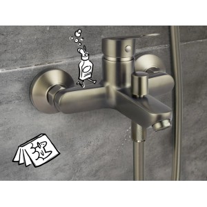 baliv Wannenarmatur WA-5900 Einhebelmischer in Gunmetal. Moderne Badarmatur mit Duschanschluss an grauer Wand.