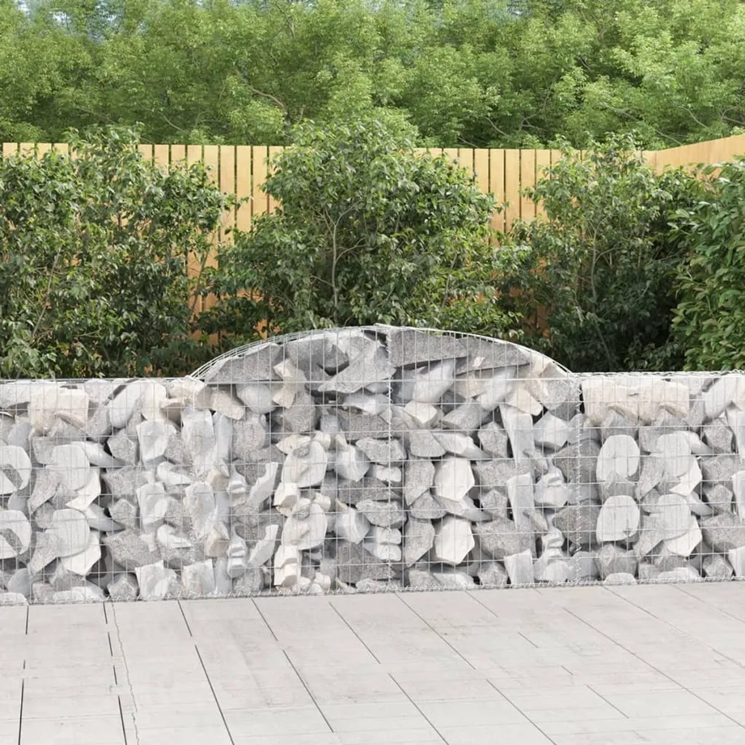 Silberne vidaXL Gabione mit Hochbogen, gefüllt mit grauen Steinen, als dekorativer Sichtschutz im Garten.