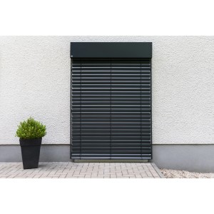 Schellenberg Raffstore Express mit Motor, 240x240 cm, Anthrazit, montiert an Fassade. Sonnenschutz und Sichtschutz.