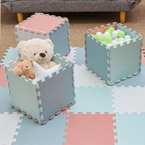 LittleTom bunte Spielmatte, 9 Teile, 30x30 cm, als Würfel aufgebaut, mit Spielzeug und Bällen gefüllt.