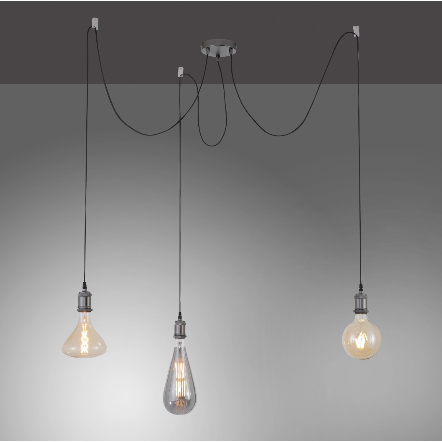 Schwarze DIY Pendelleuchte mit drei E27 Fassungen und individuell einstellbaren Kabeln.