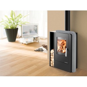 Haas+Sohn Aruba Kaminofen, Stahl schwarz, 6 kW, mit Holzfach und brennendem Feuer im Wohnraum.