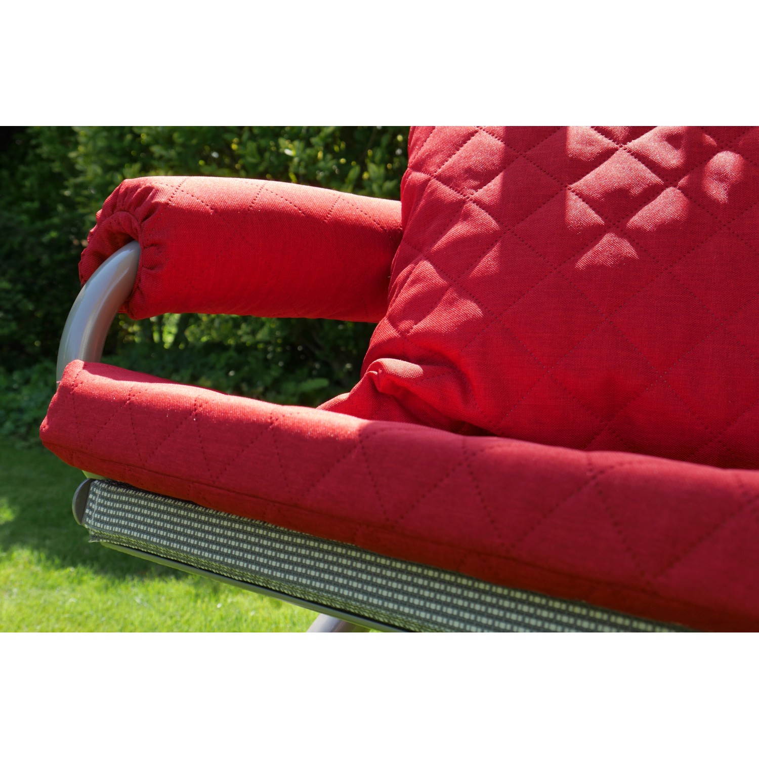 Detailaufnahme: Rote Angerer Hollywoodschaukel Elegance Joy mit Karo-Kissen.