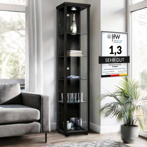 Schwarze K-Möbel Glasvitrine mit LED-Beleuchtung und vier Glasböden, stehend im Wohnzimmer.
