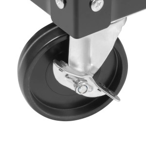 Detailaufnahme: Rolle mit Feststellbremse am STAHLWERK Werkzeugwagen.