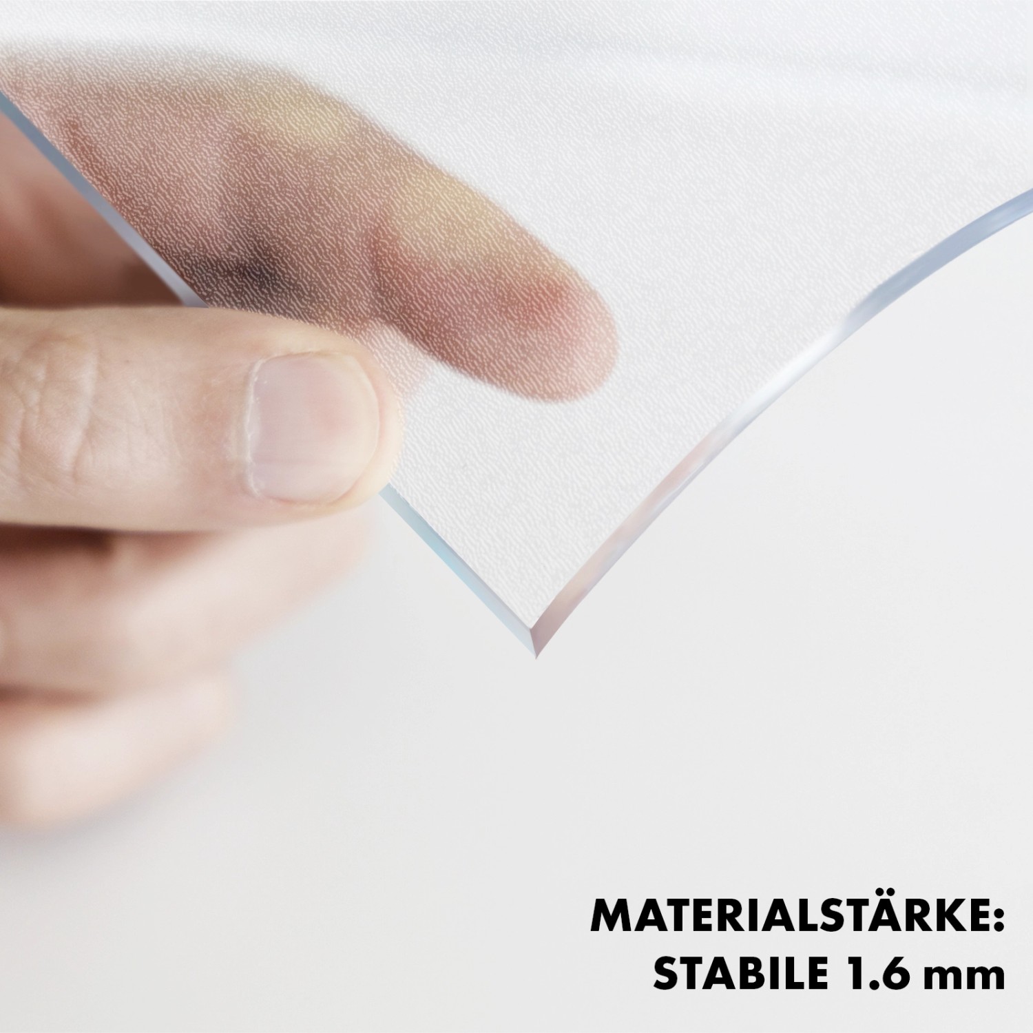 Detailaufnahme: Transparente, matte KARAT Tischfolie Imperial mit abgeschrägter Kante.