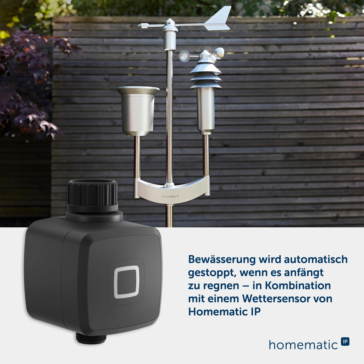 Homematic IP Bewässerungsaktor und Wettersensor im Garten. Der dunkle Aktor steuert die automatische Gartenbewässerung wetterabhängig.