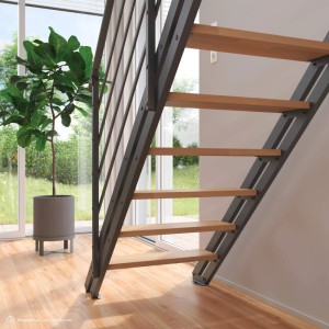 Intercon Raumspartreppe London: Anthrazit Stahlwangen, helle Buchenstufen. Moderne Innentreppe auf Holzfußboden.