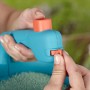 Nahaufnahme: Hände bedienen blauen Gardena Handstreuer M mit Saatgut, ideal für Dünger und Streusalz.