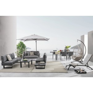 Bizzotto Ampelschirm INES, 400x400 cm, dunkelgrau, mit Kurbel, auf Terrasse mit Gartenmöbeln.