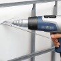 Steinel Heißluftgebläse HL 2020 E beim Verschweißen von Kunststoff. Heißluftgerät mit LCD-Display.