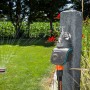 Gardena smart Water Control Bewässerungscomputer am Wasserhahn mit Rasensprenger im Garten.