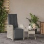 Hellgrauer Poly Rattan Gartensessel mit anthrazitfarbenen Polstern und verstellbarem Fußteil auf Terrasse.