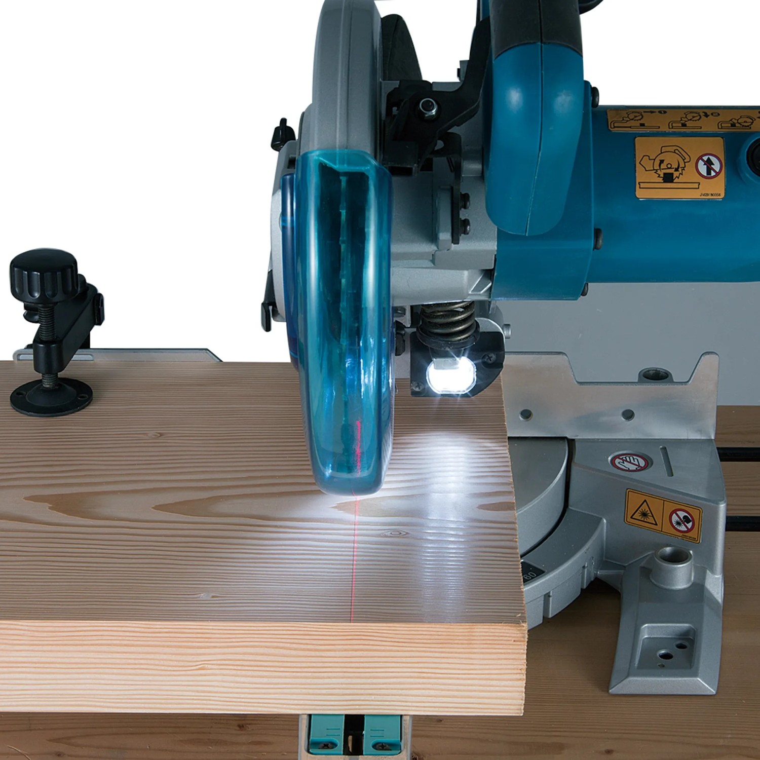 Makita LS0815FLN Kapp- und Gehrungssäge 216 mm beim Sägen von Holz mit Laserlinie.