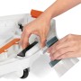 Detailaufnahme: Flowclear Aquarover Poolroboter mit Hand, die Bürste wechselt.