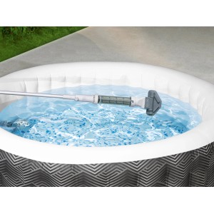 Bestway Akku Pool- und Whirlpool-Sauger im Einsatz zur Reinigung eines Lay-Z-Spas.