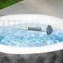 Bestway Akku Pool- und Whirlpool-Sauger im Einsatz zur Reinigung eines Lay-Z-Spas.