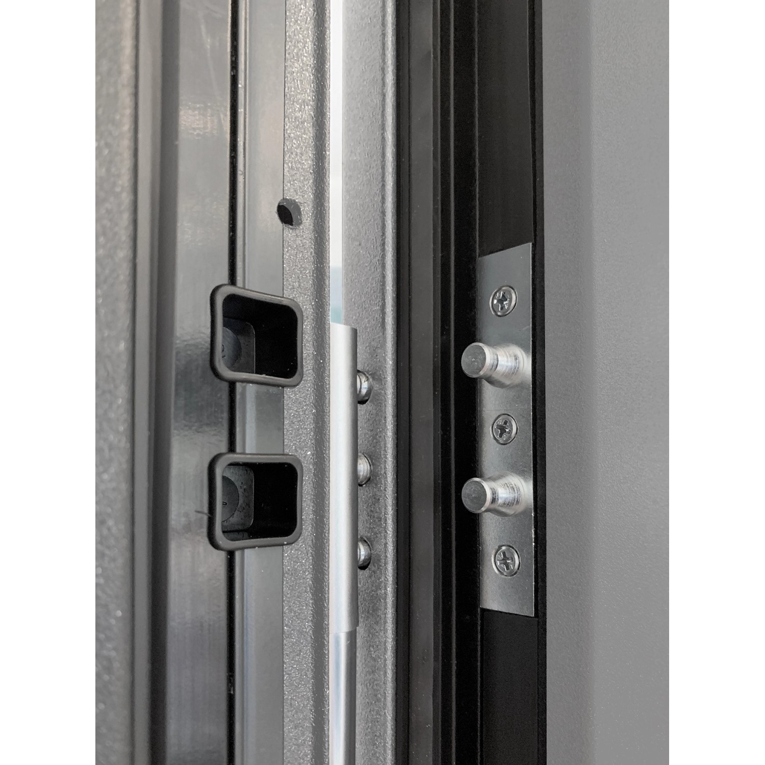 Detailaufnahme: Splendoor Thermospace Haustür Berlin Prime, graue Tür mit Mehrfachverriegelung.