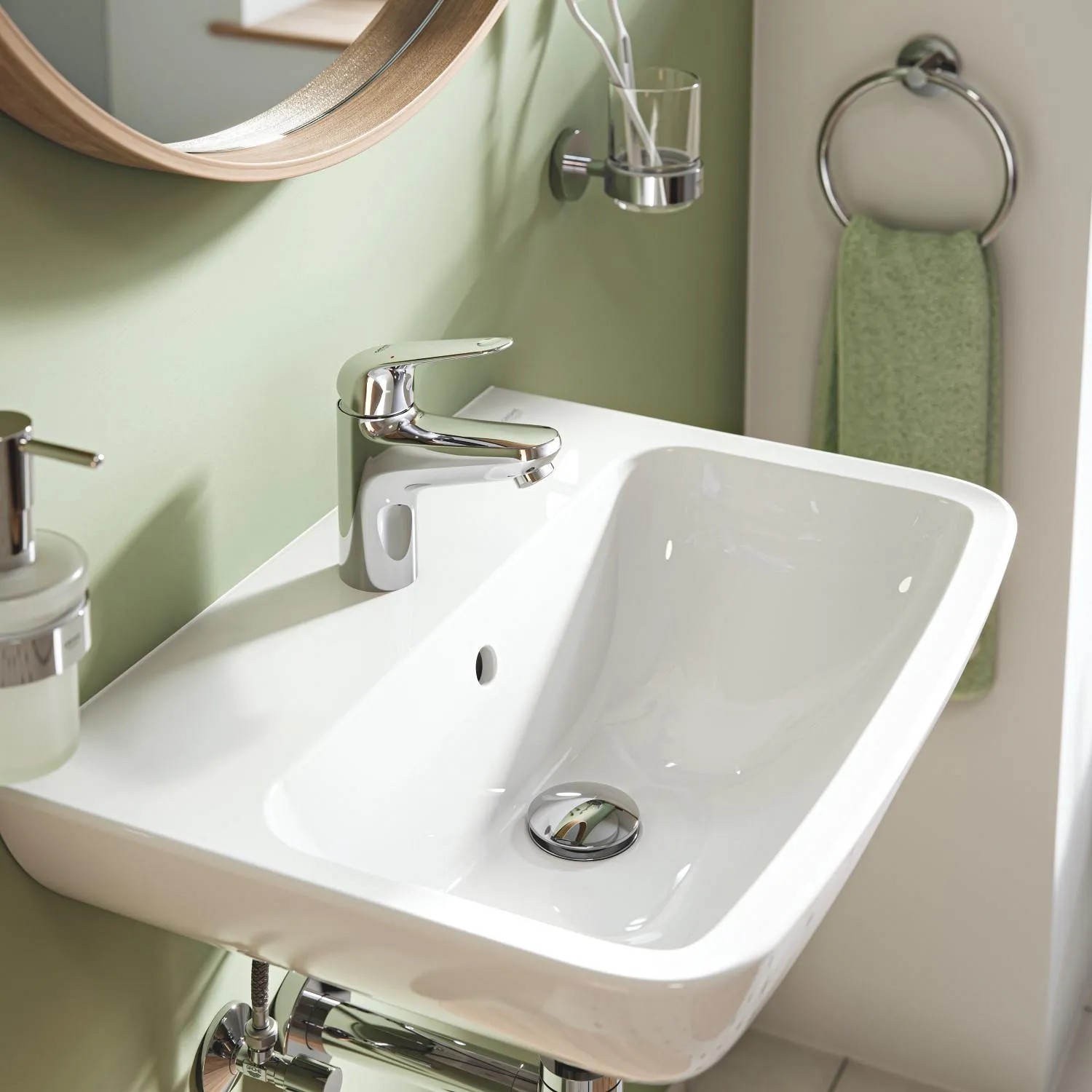 Grohe Waschtischarmatur Swift S-Size auf weißem Waschbecken. Einhebelmischer mit Chrom-Oberfläche.