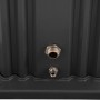 Detailaufnahme der Steinbach Solardusche Slim Line Deluxe Schwarz, Fokus auf Anschlüsse und Sockel.