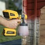 Wagner Akku-Farbsprühsystem W 600 FLEXiO 18V beim Farbauftrag auf Holz.
