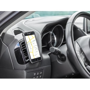 OBI Magnet-Smartphonehalterung im Auto an Lüftungslamelle mit Smartphone als Navi.