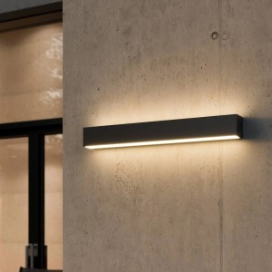 Moderne, schwarze LED Außenwandleuchte Lucande Lengo aus Aluminium, 50 cm breit.