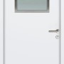 Weiße Nebeneingangstür FM Türen NBT56 K01 mit Fenster und Edelstahlbeschlägen, 900x2000 mm.