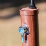 Detailaufnahme: Gre Solardusche in Holzoptik mit Armatur. Ideal für Garten und Pool.