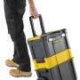 Stanley Rollende Werkstatt Essential STST1-80151, gezogen von einer Person. Werkzeugwagen mit Teleskopgriff.