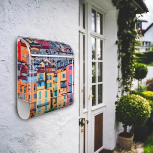 Weißer Banjado Design Briefkasten mit Häuserberg Motiv und Zeitungsfach.