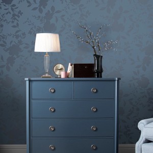 Laura Ashley Vliestapete Westbourne Midnight Blue mit floralem Muster im Schlafzimmer.
