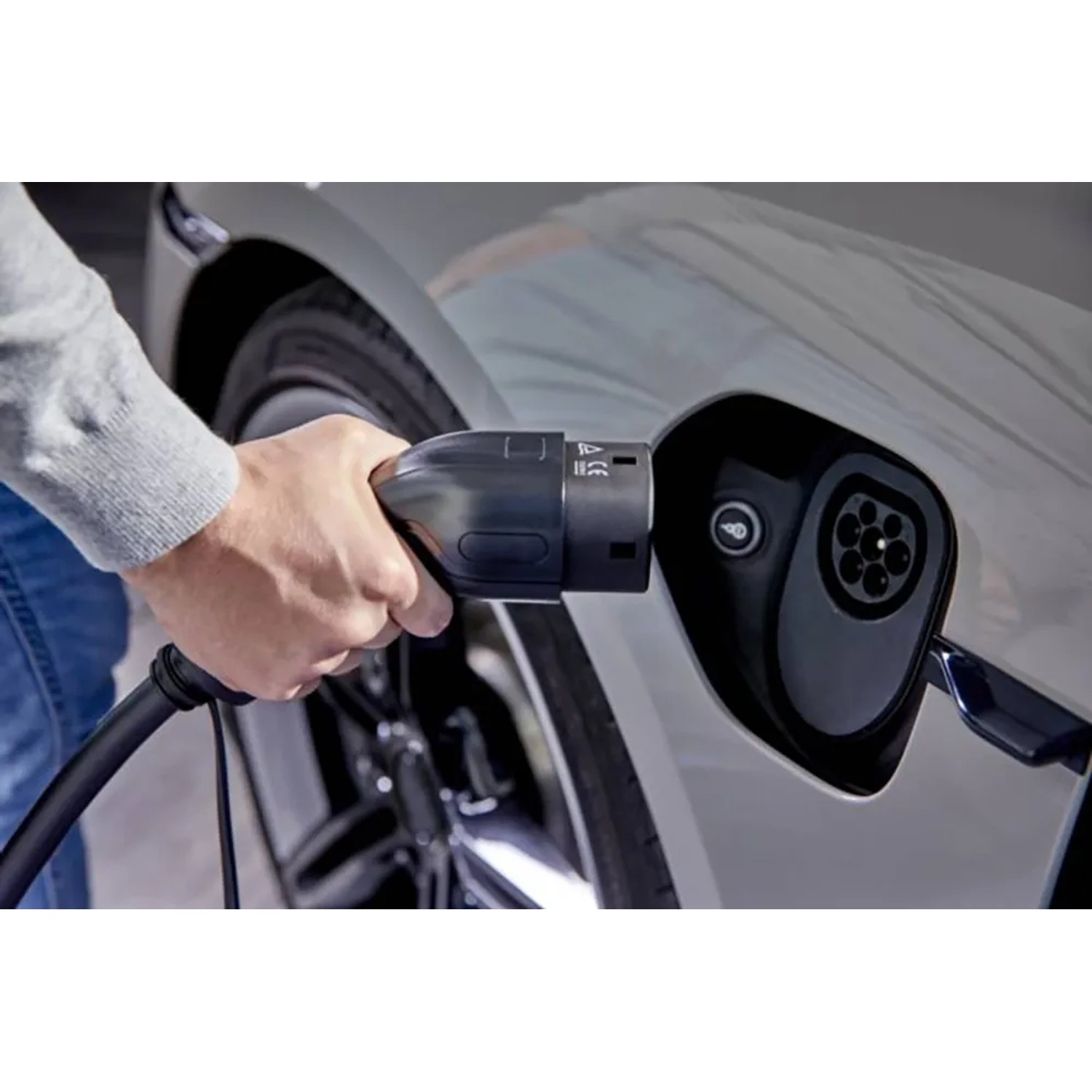 AEG Typ 2 E-Ladekabel (7m) wird an ein Elektroauto angeschlossen.