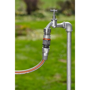 Gardena Premium Schlauchverbinder (13-15mm) am Wasserhahn für Gartenschlauch.