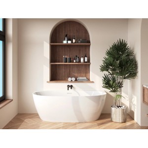 Weiße ovale halbfreistehende Badewanne Amosari 170 cm in modernem Bad mit Holzelementen.