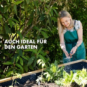 Frau bewässert Hochbeet mit KARAT Noppenfolie als Schutz vor Bodenkälte im Garten.