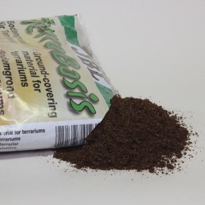 JBL TerraBasis Terrarium-Bodengrund, 20 l Sack mit geöffneter Packung und Erdhaufen.