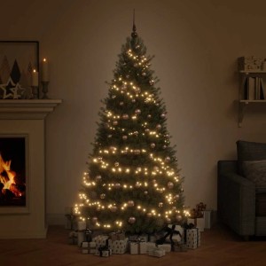 Festlich geschmückter Weihnachtsbaum mit roségoldenen Kugeln, leuchtender LED-Lichterkette und Spitze. Geschenke darunter, gemütliche Weihnachtsatmosphäre.