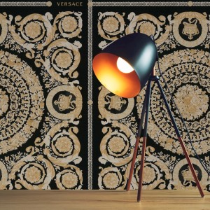 Schwarze Tadessi Vliestapete mit goldenem Barock-Ornamentmuster. Dekorative Wandgestaltung für luxuriöses Ambiente.
