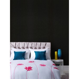 Schlafzimmer mit schwarzer Julien Macdonald Vliestapete Disco Black Glitter an der Wand.