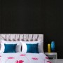 Schlafzimmer mit schwarzer Julien Macdonald Vliestapete Disco Black Glitter an der Wand.