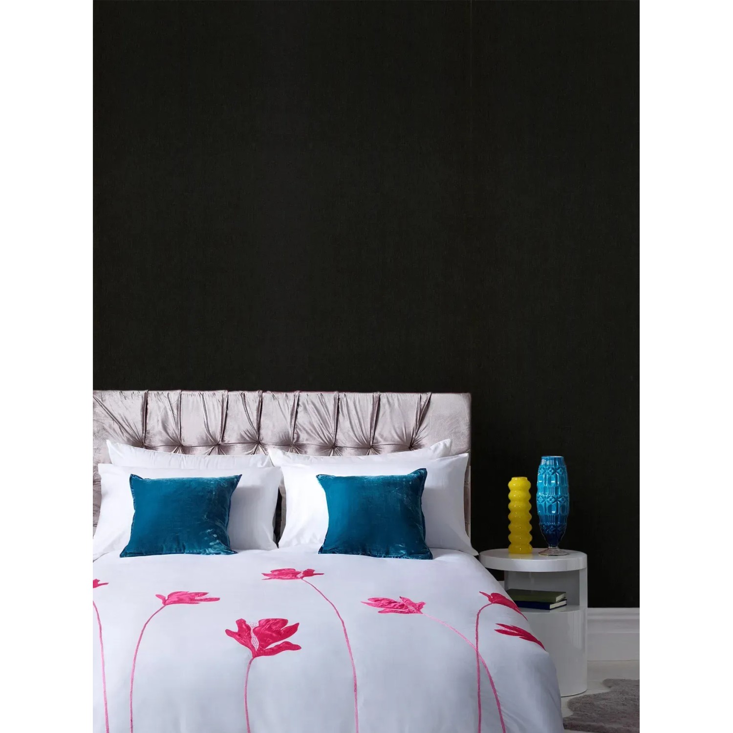 Schlafzimmer mit schwarzer Julien Macdonald Vliestapete Disco Black Glitter an der Wand.