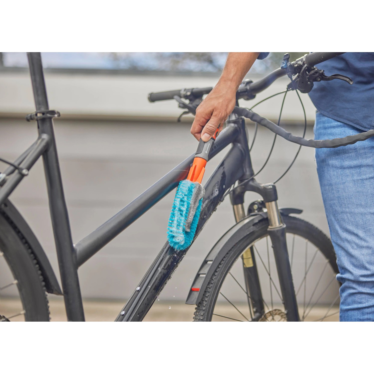Gardena Cleansystem Fahrradbürste in Aktion: Fahrradreinigung mit Wasseranschluss.