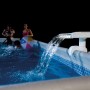 Intex LED Wasserfall Cascadee für Pools mit bunten Lichteffekten im Betrieb.
